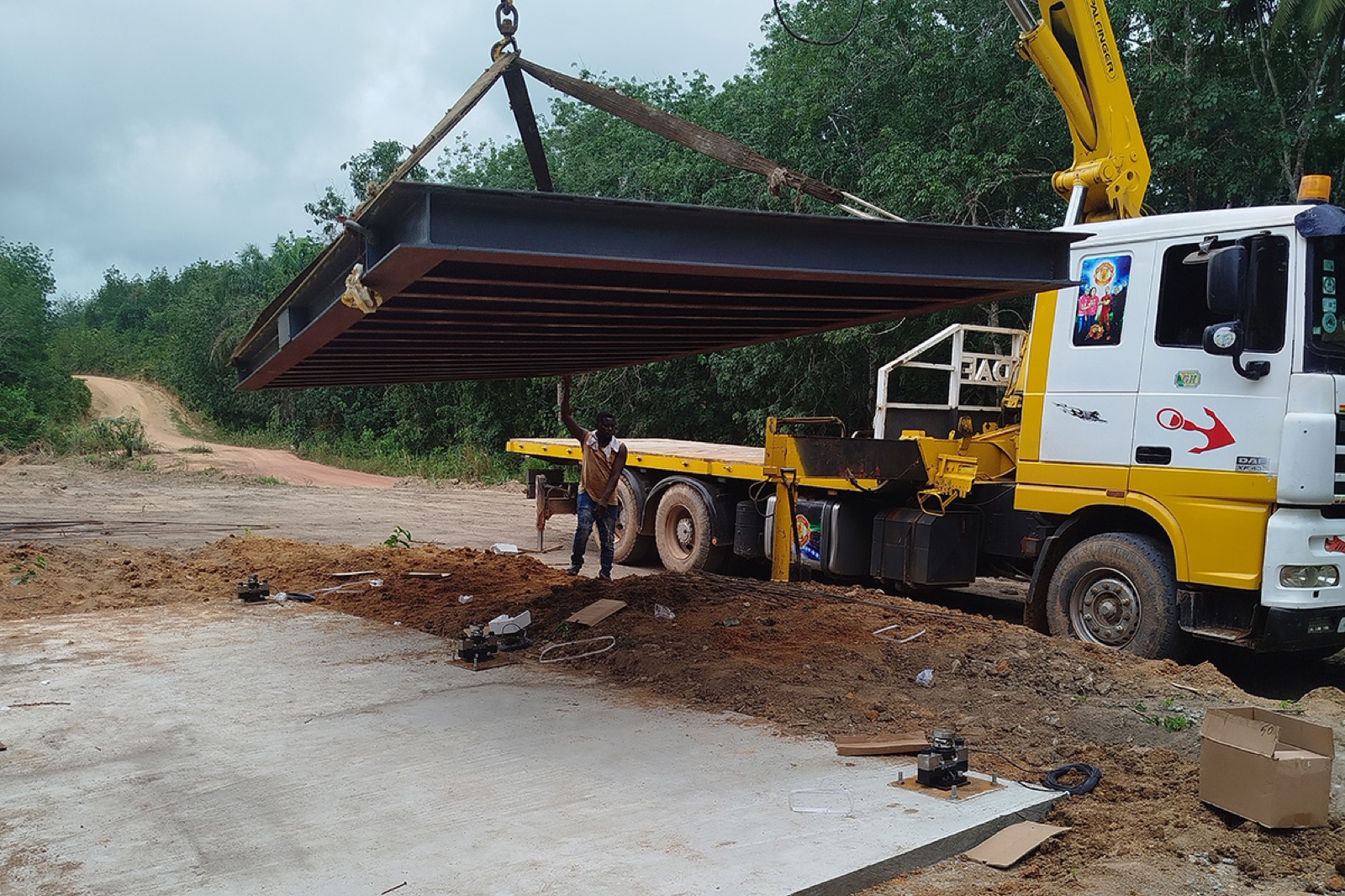 Delivering a weighbridge deck by crane truck