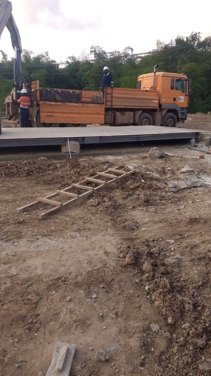 Crane unloading weighbridge beams