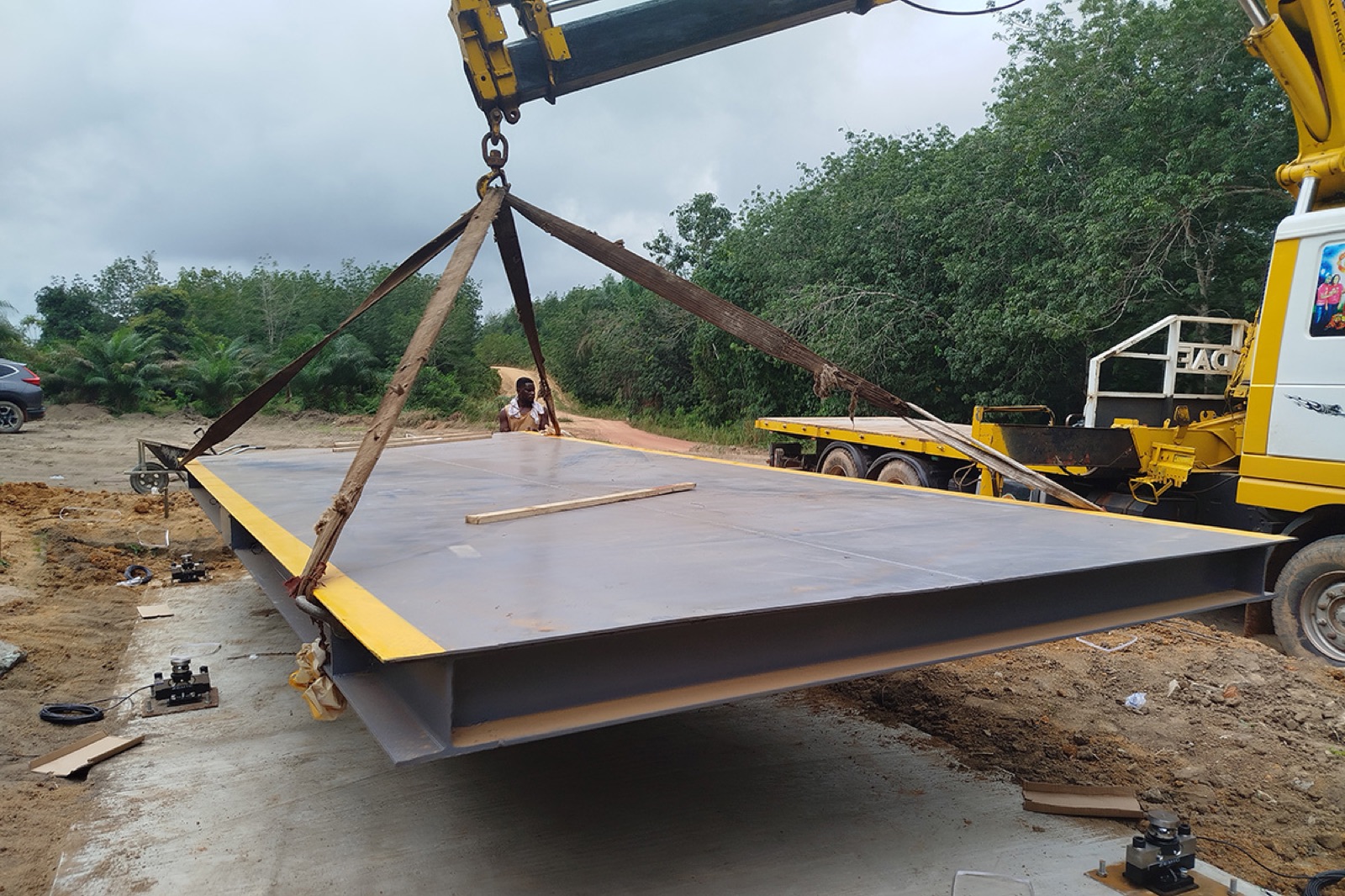 Setting a weighbridge deck onto its foundation